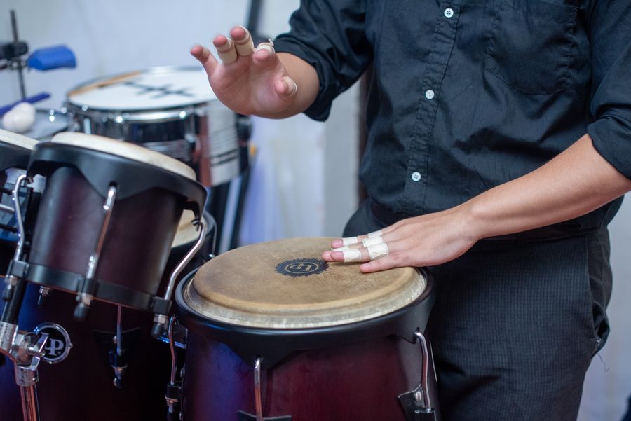 Mãos tocando congas