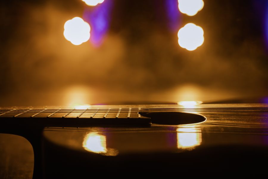 Violão sob as luzes de um palco